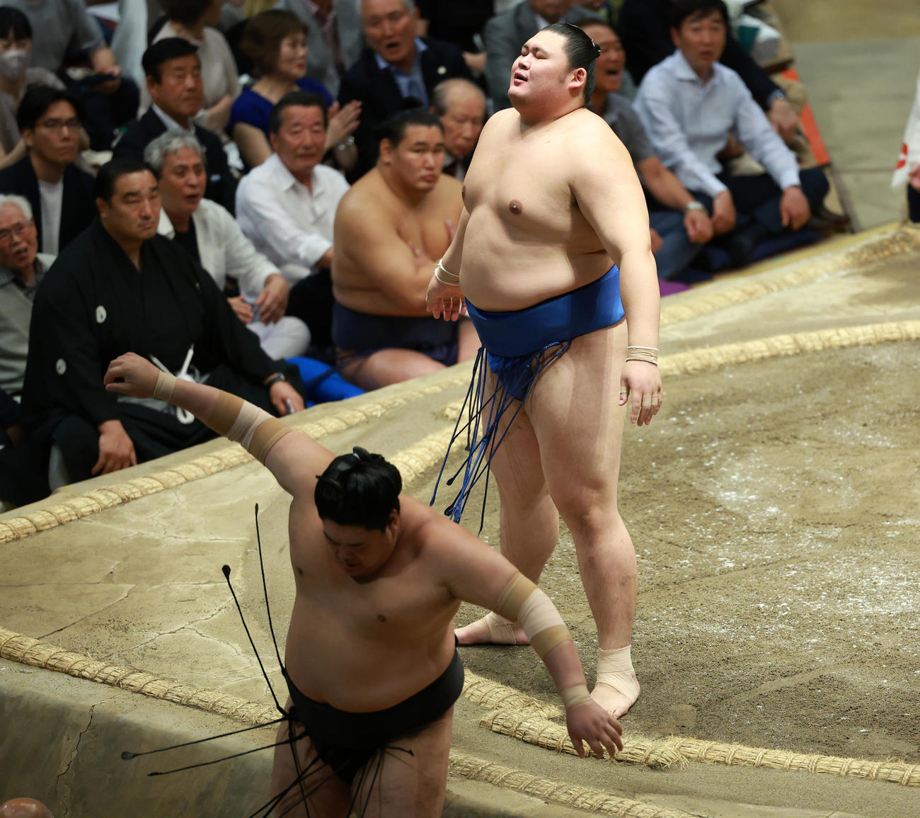 阿炎（左）を押し出しで破り初優勝を決め清々しい表情を見せる大の里（撮影・中島郁夫）