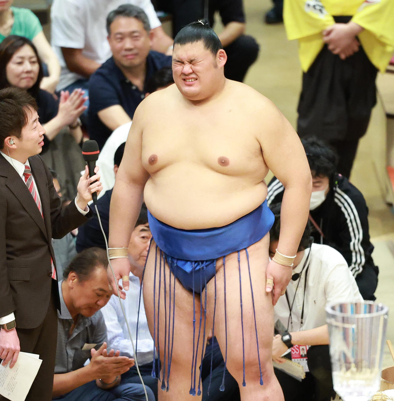 優勝インタビューを受ける大の里（撮影・中島郁夫）
