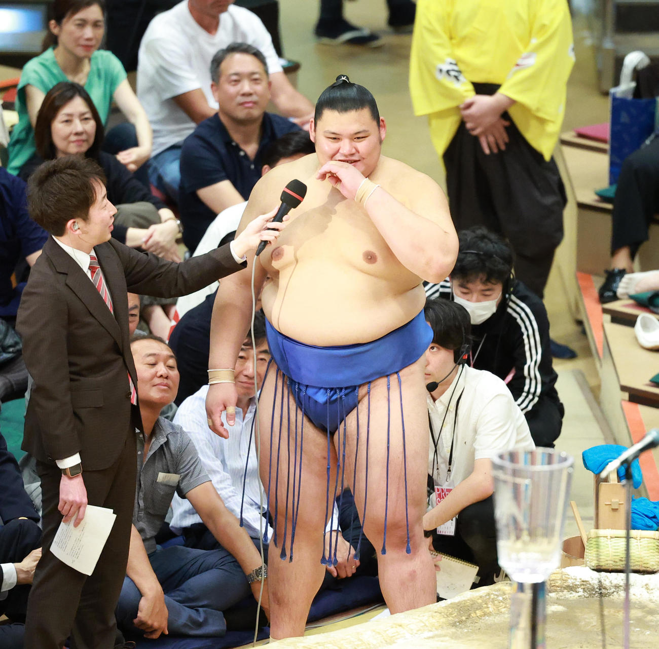 優勝インタビューを受ける大の里（撮影・中島郁夫）