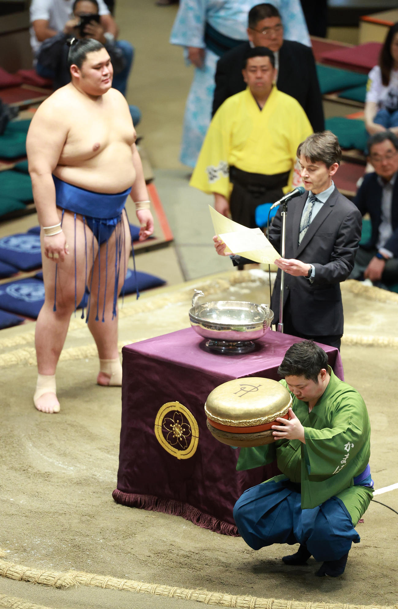 日仏友好杯と副賞のマカロン詰め合わせを受け取る大の里（撮影・中島郁夫）