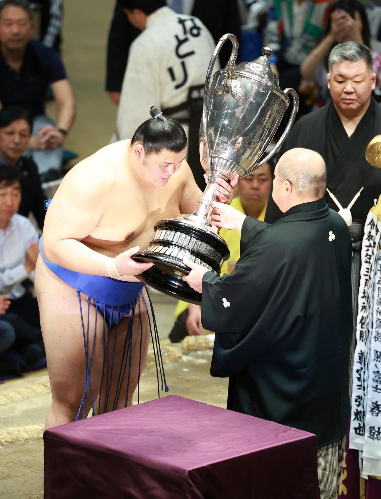八角理事長（右）から賜杯を受け取る大の里（撮影・中島郁夫）
