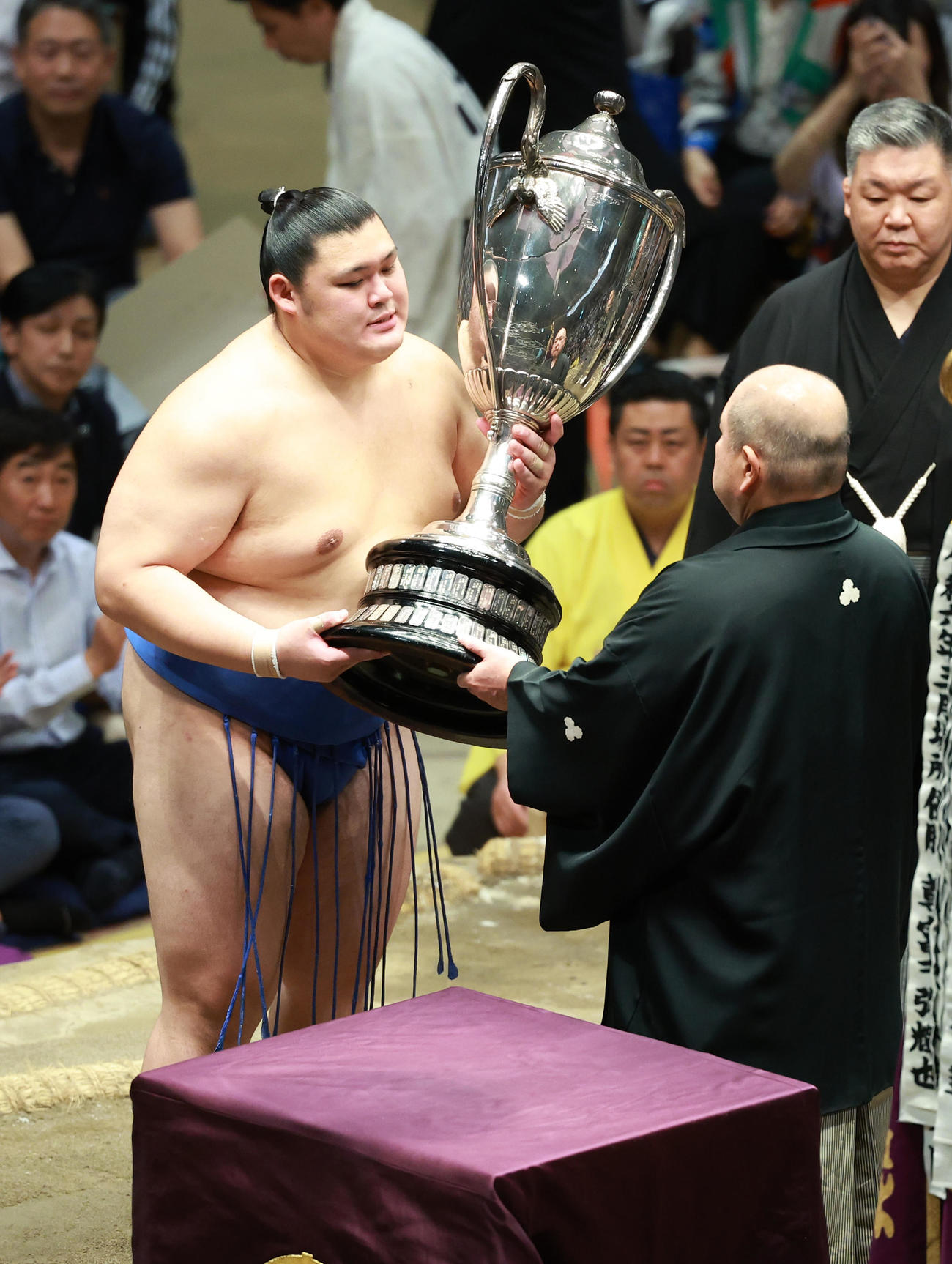 八角理事長（右）から賜杯を受け取る大の里（撮影・中島郁夫）