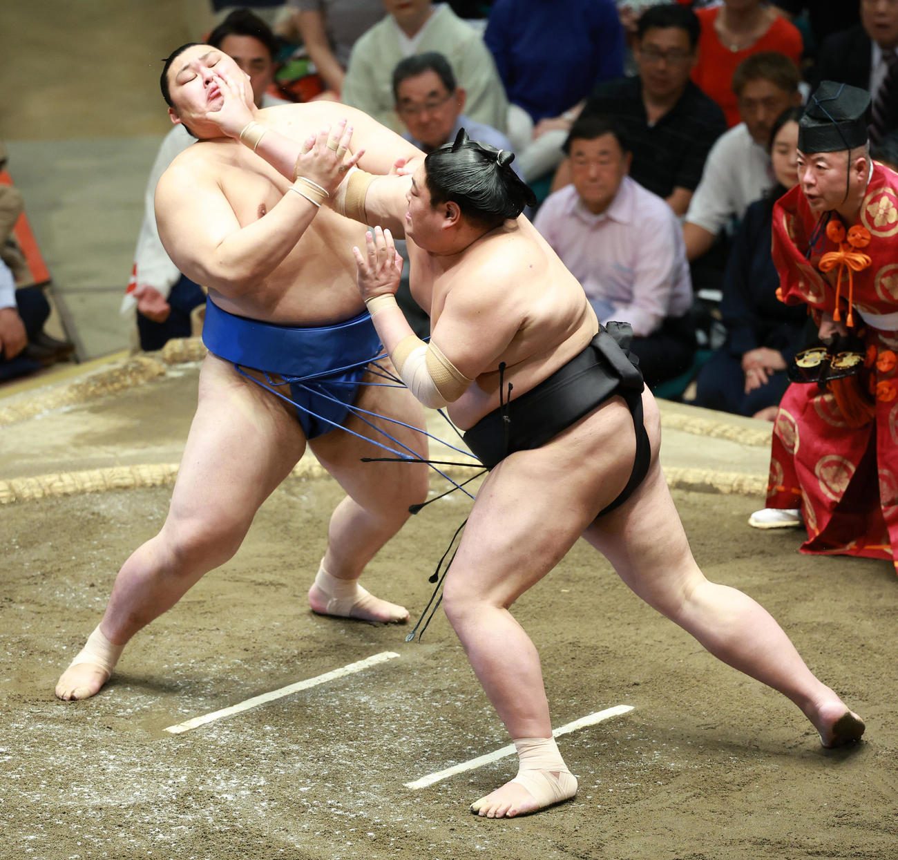 阿炎（右）ののど輪をこらえる大の里（撮影・中島郁夫）