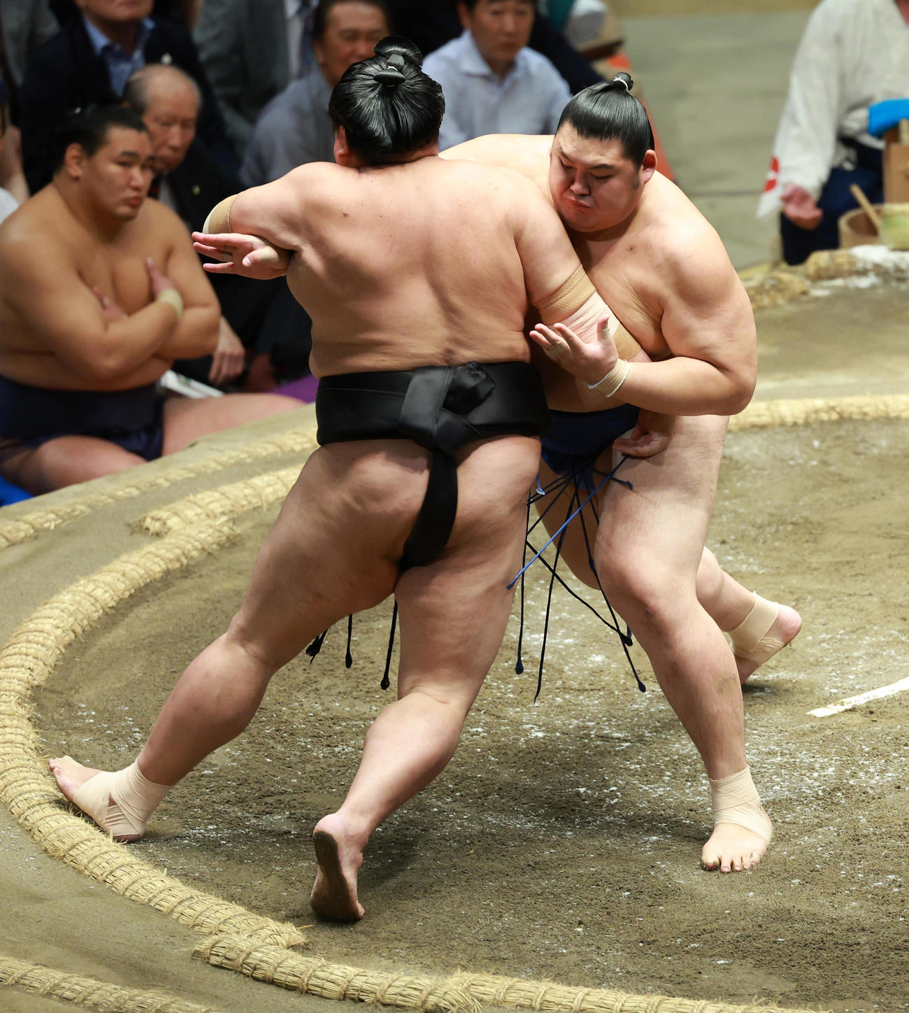 阿炎（左）を押し出しで破り初優勝を決める大の里（撮影・中島郁夫）