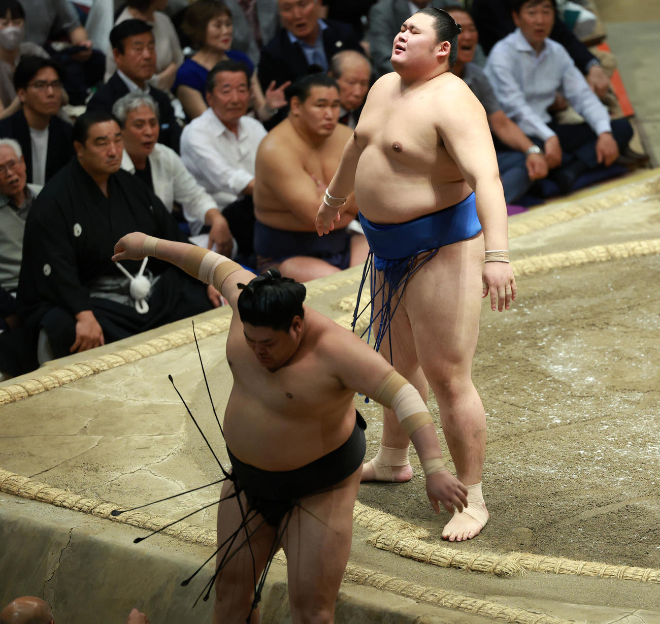 阿炎（左）を押し出しで破り初優勝を決め清々しい表情を見せる大の里（撮影・中島郁夫）