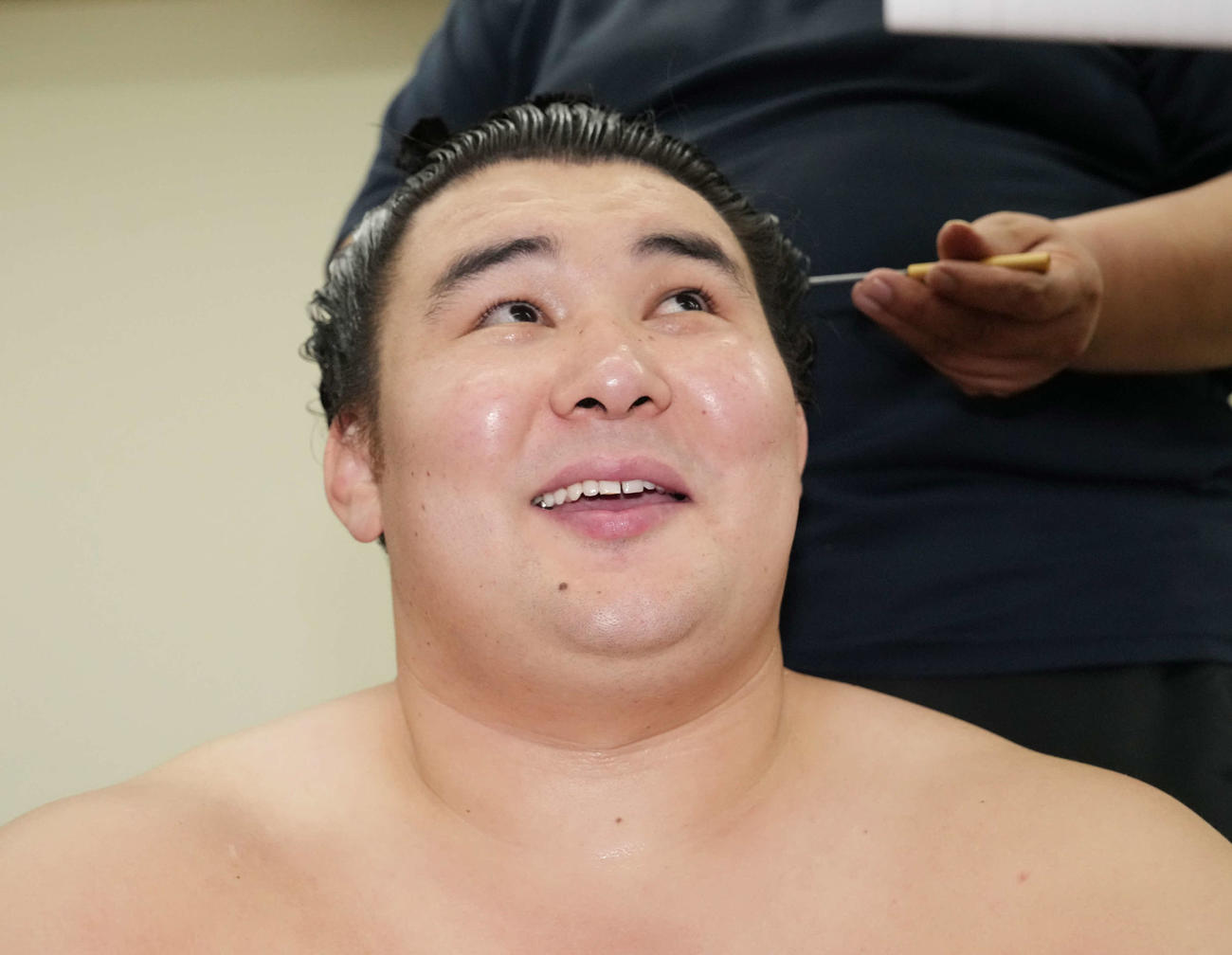 敢闘賞を受賞し囲み取材に臨む欧勝馬（撮影・小沢裕）