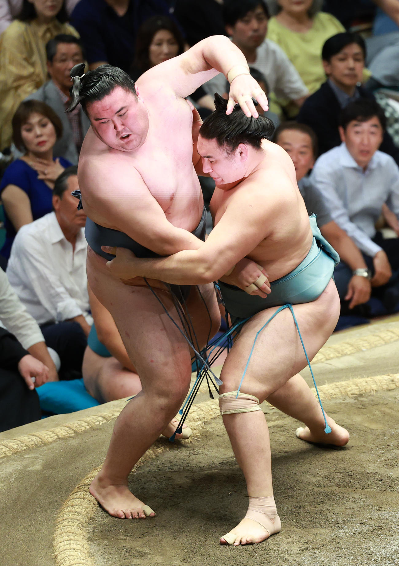 金峰山（左）を寄り切りで破る欧勝馬（撮影・中島郁夫）