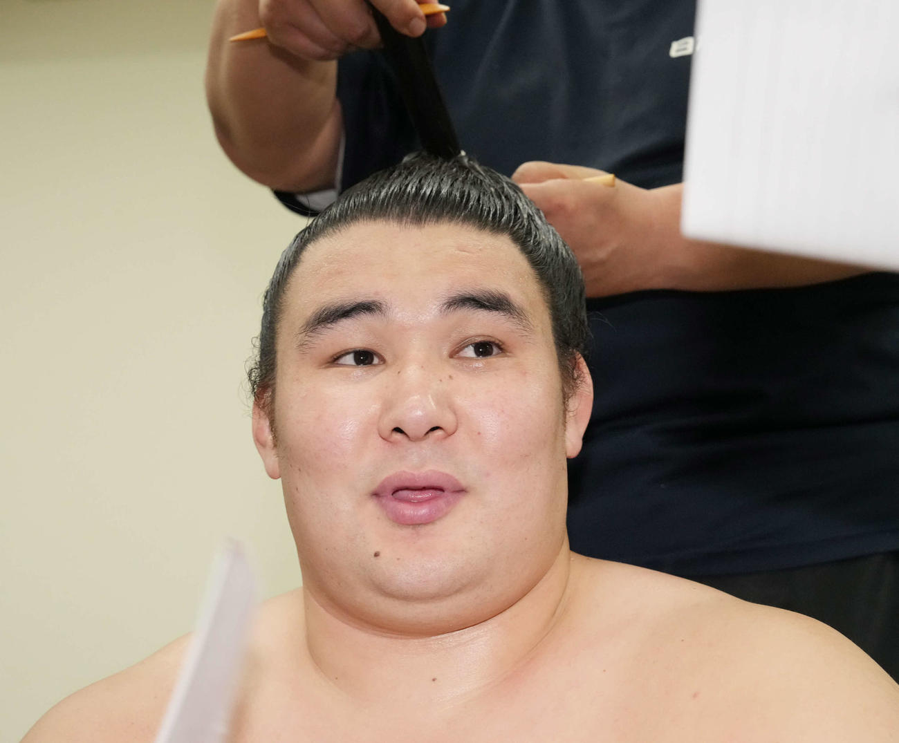 敢闘賞を受賞し囲み取材に臨む欧勝馬（撮影・小沢裕）