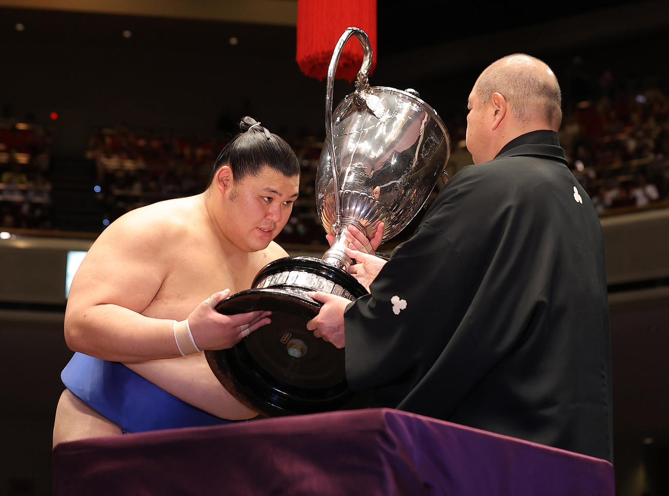 表彰式で八角理事長（右）から賜杯を受けとる大の里（代表撮影）