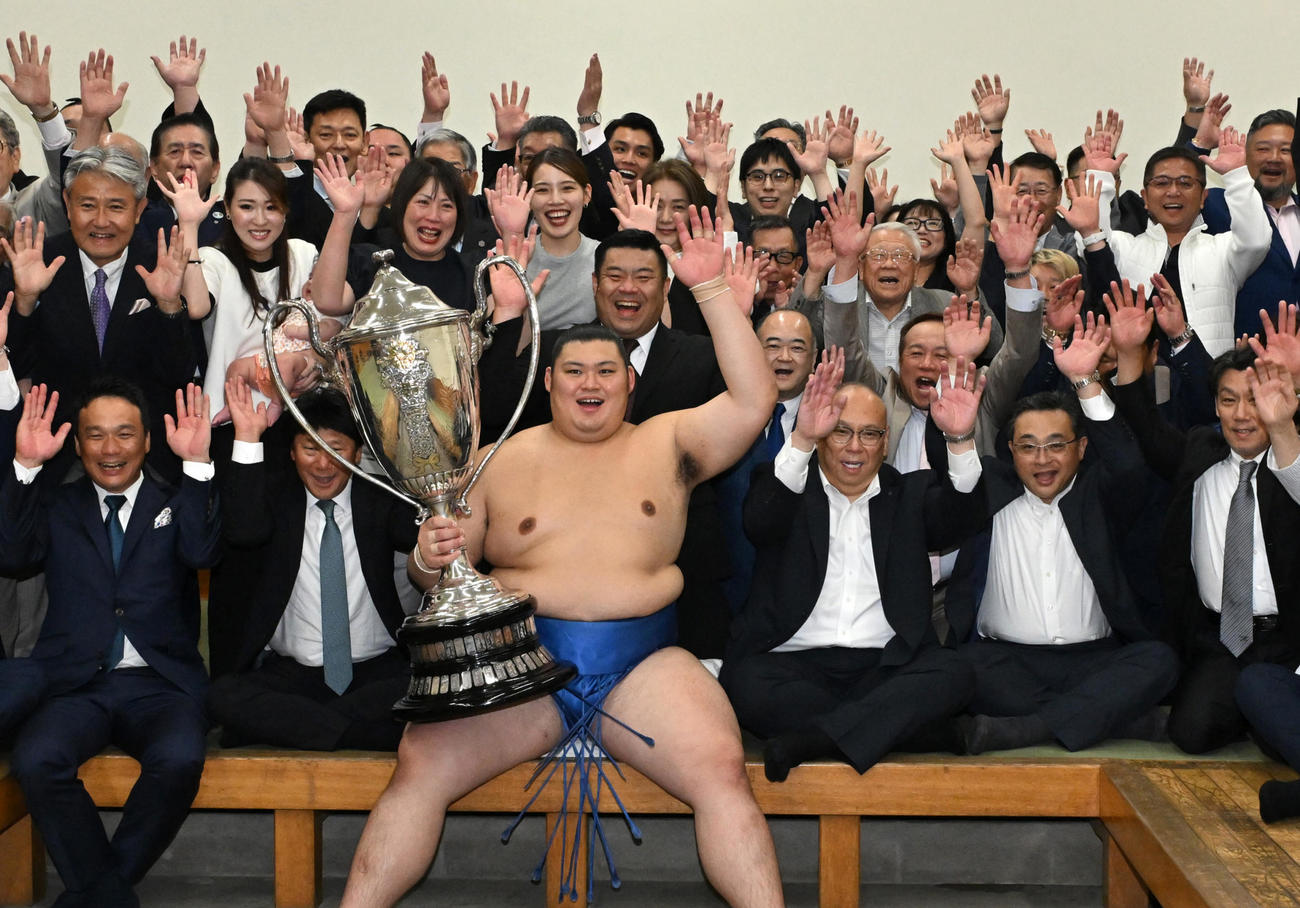 大相撲夏場所で初優勝し、賜杯を手に万歳する大の里（代表撮影）