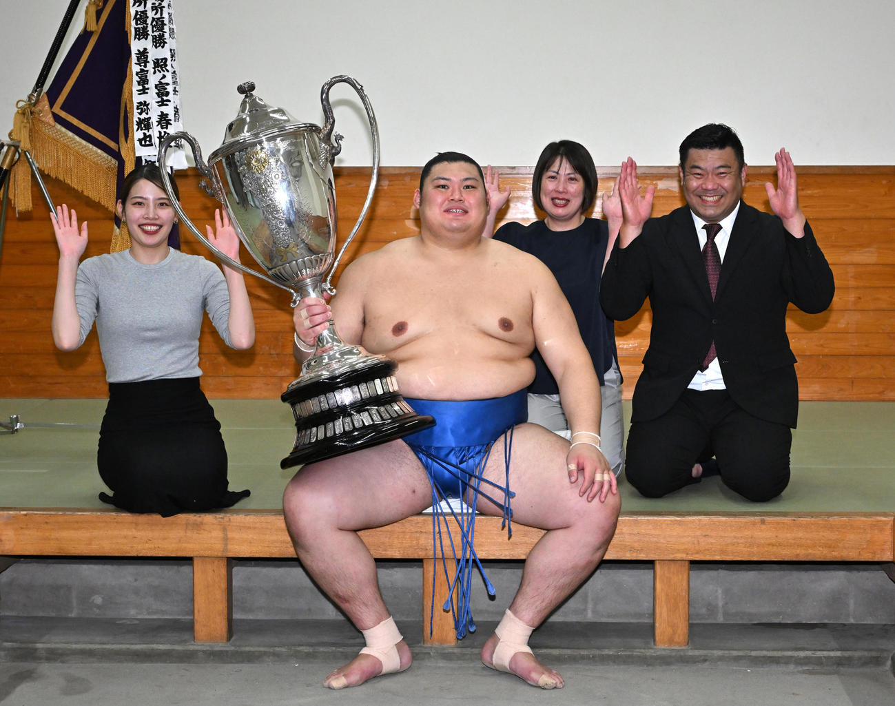 大相撲夏場所で初優勝を果たした大の里と喜ぶ、右から父の中村知幸さん、母朋子さん、1人おいて妹葵さん（代表撮影）