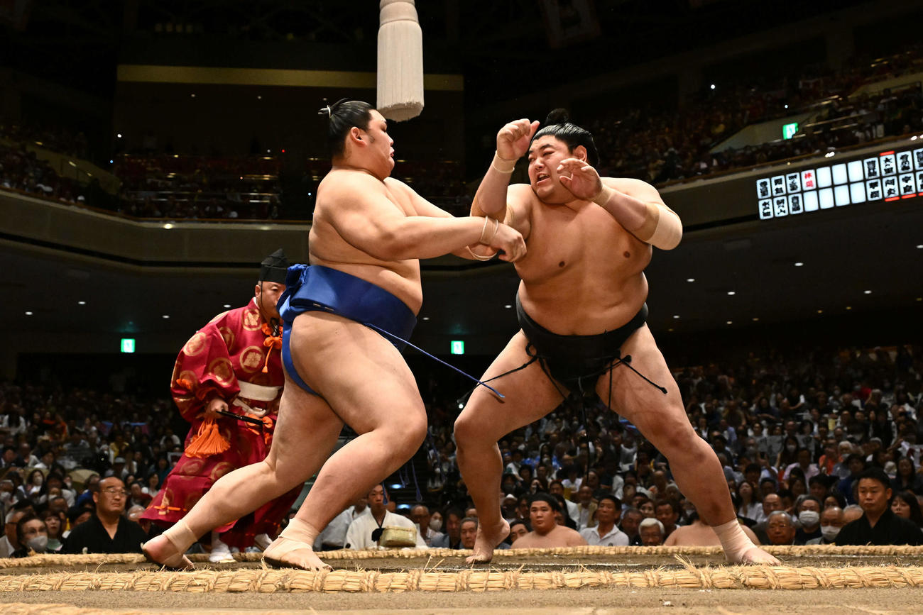 大の里（左）は阿炎を攻める（撮影・滝沢徹郎）