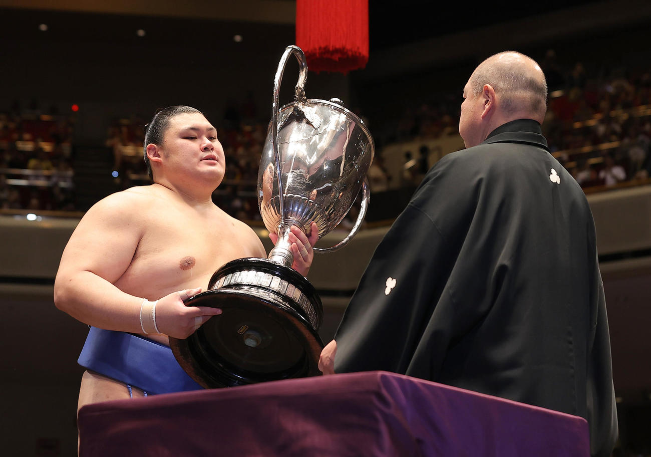 幕内優勝し、表彰式で八角理事長（右）から賜杯を受けとる大の里（代表撮影）