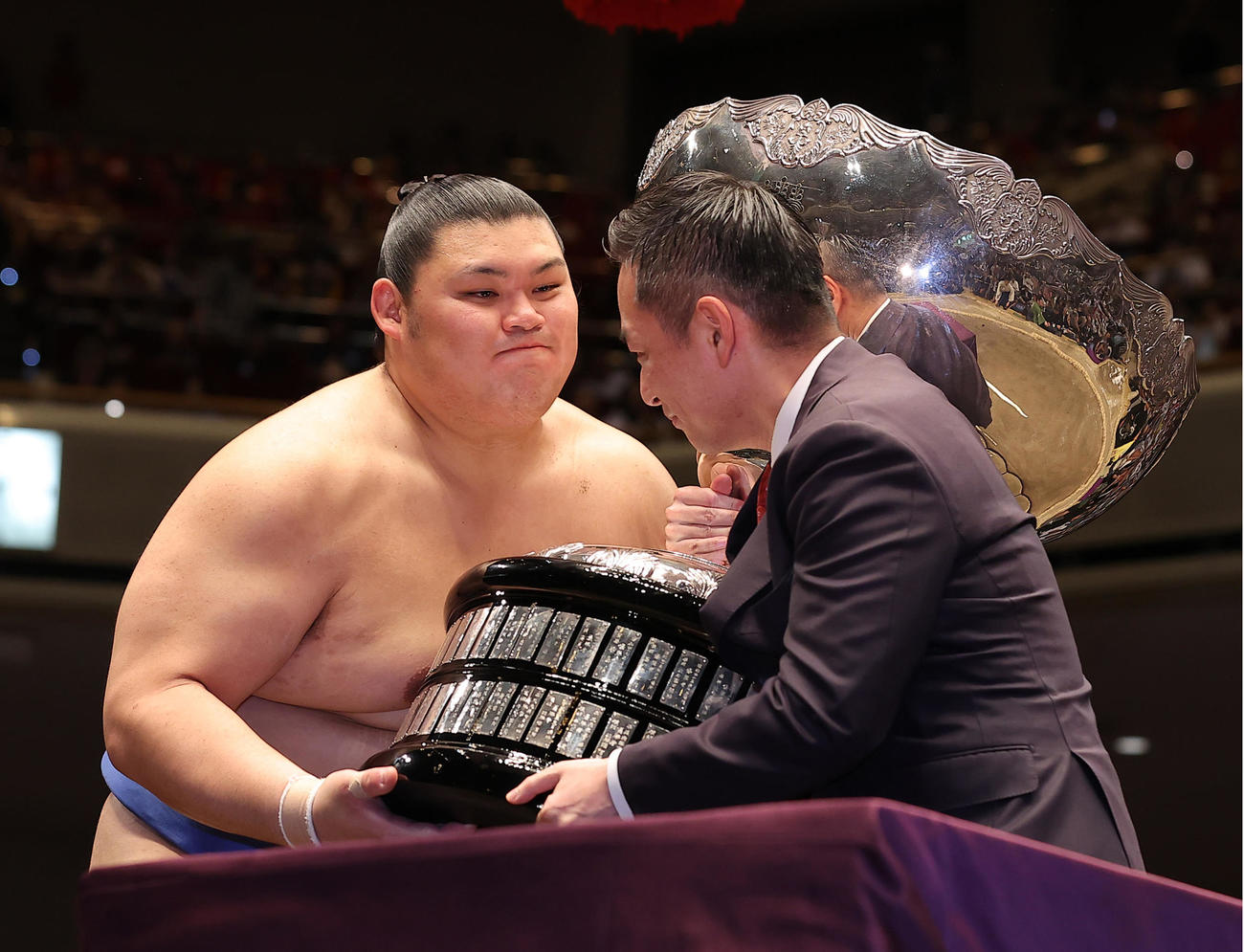 幕内優勝し、内閣総理大臣杯を授与される大の里（代表撮影）