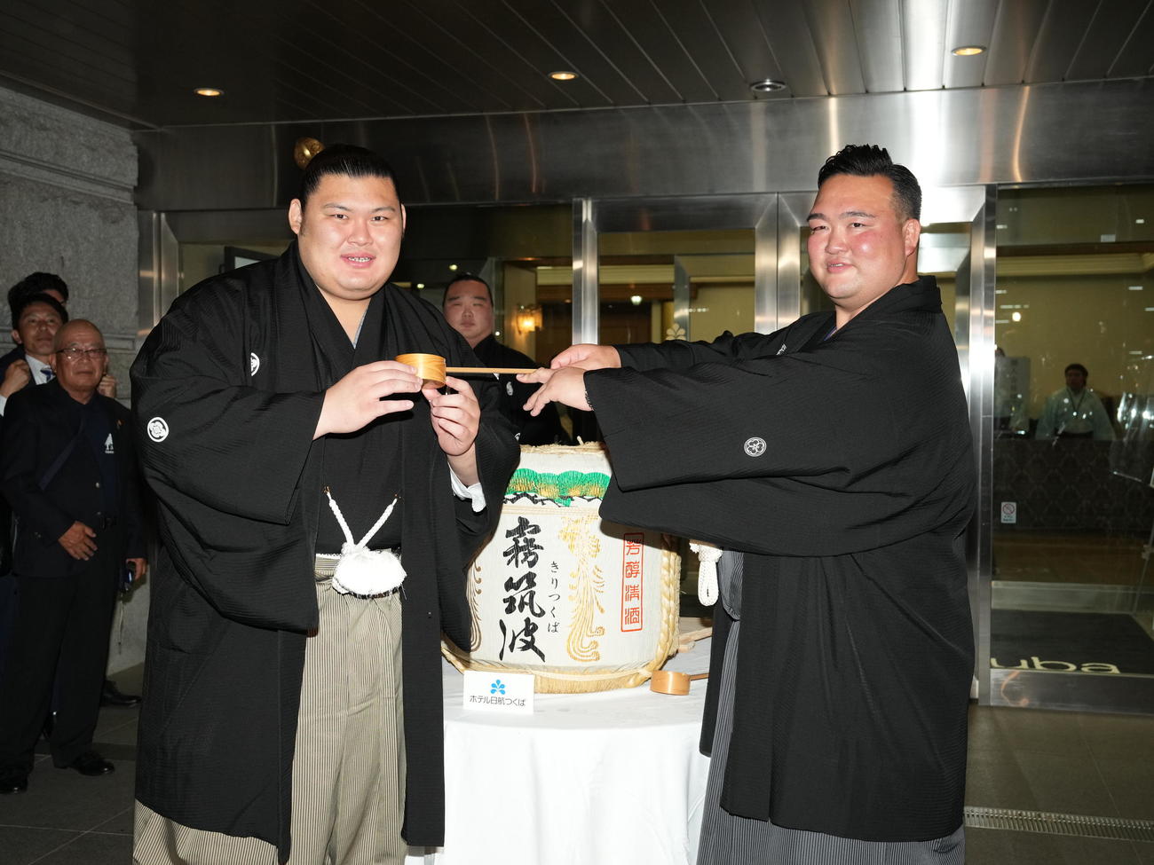 大相撲夏場所千秋楽、初優勝した大の里（左）は師匠の二所ノ関親方から水を付けてもらう（撮影・小沢裕）