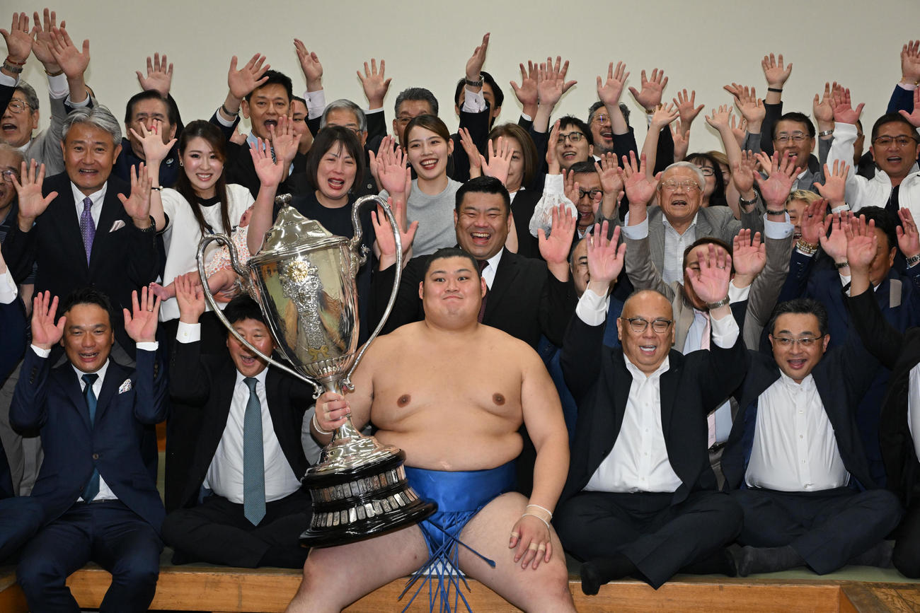 大相撲夏場所で初優勝し、賜杯を手に祝福を受ける大の里（代表撮影）