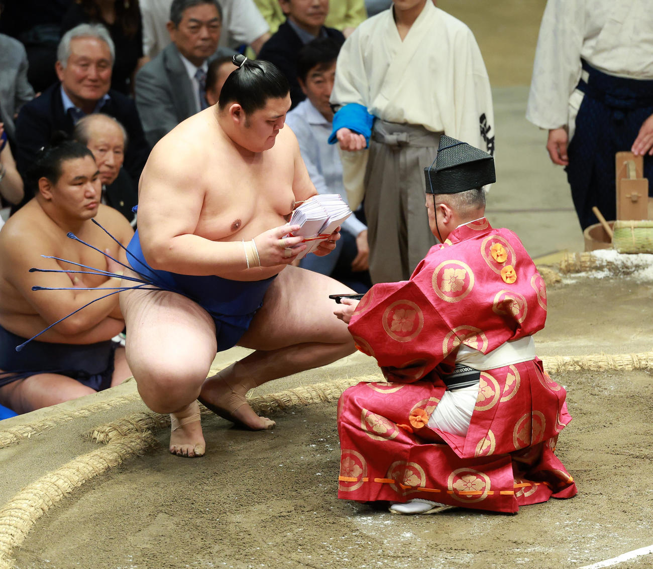 懸賞金を受け取る大の里（撮影・中島郁夫）