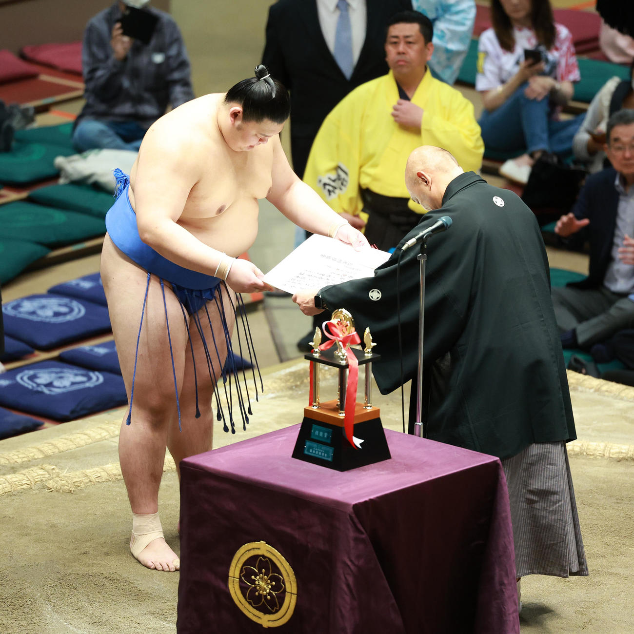 技能賞を受賞する大の里（撮影・中島郁夫）