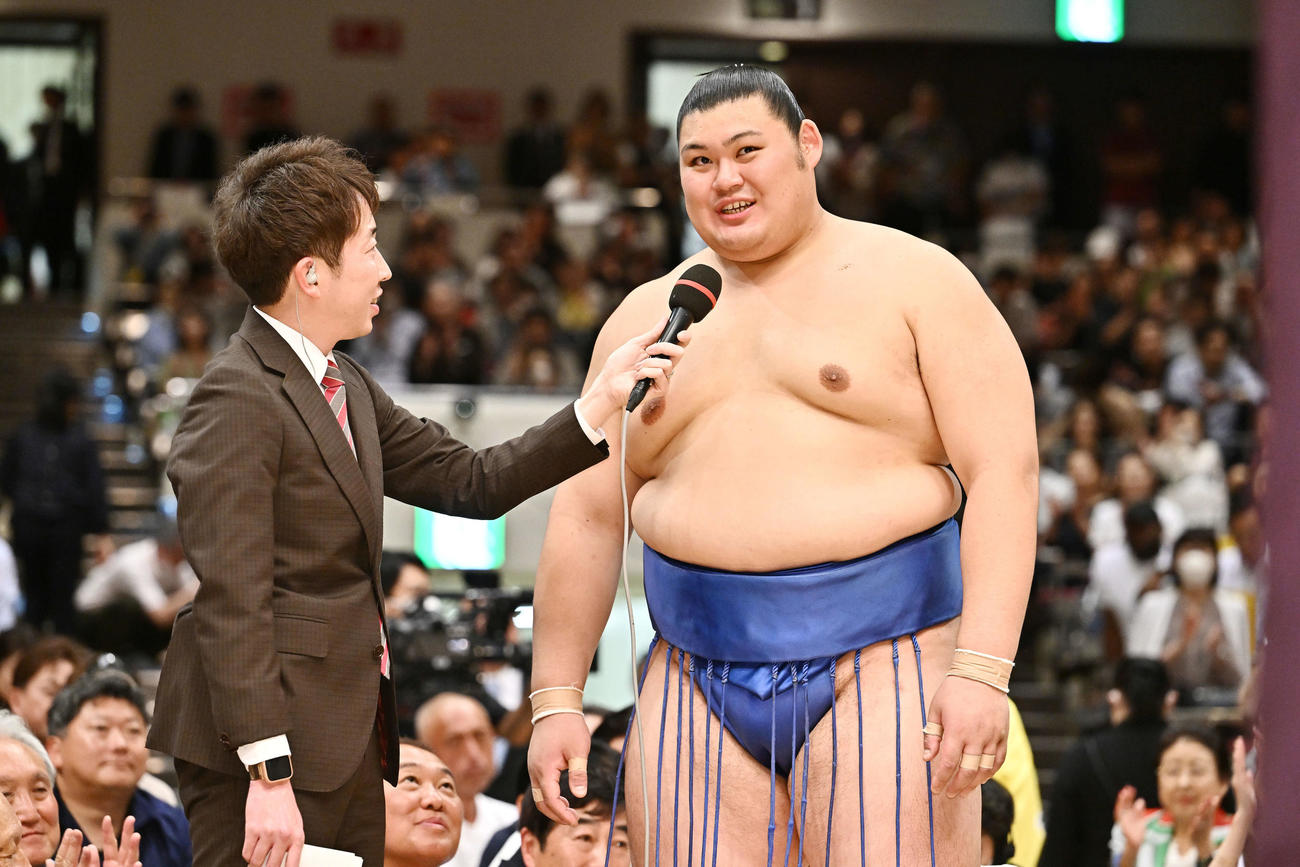 優勝インタビューを受ける大の里（撮影・滝沢徹郎）