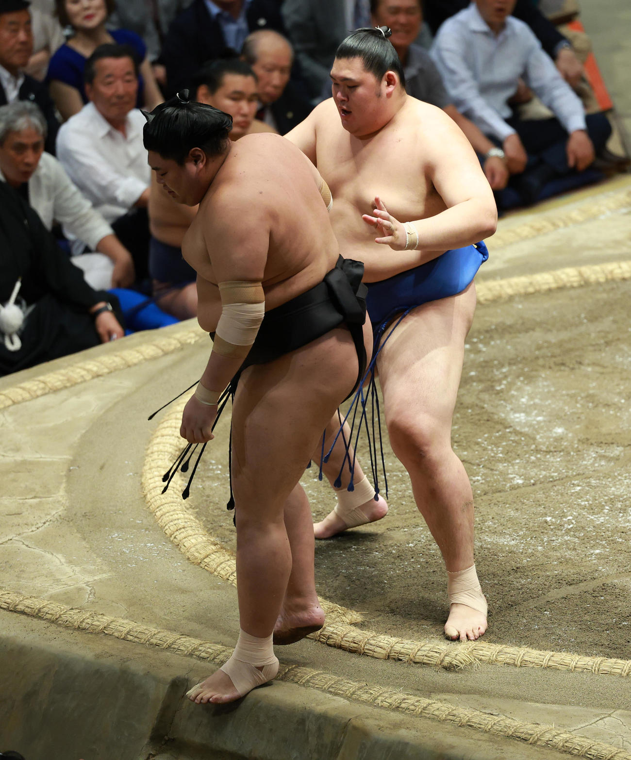 阿炎（左）を押し出しで破り初優勝を決める大の里（撮影・中島郁夫）