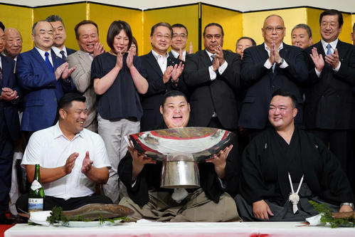 元稀勢の里・二所ノ関親方「まさかこんなに早く」大の里を祝福 「横綱