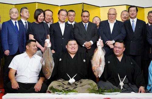 元稀勢の里・二所ノ関親方「まさかこんなに早く」大の里を祝福 「横綱