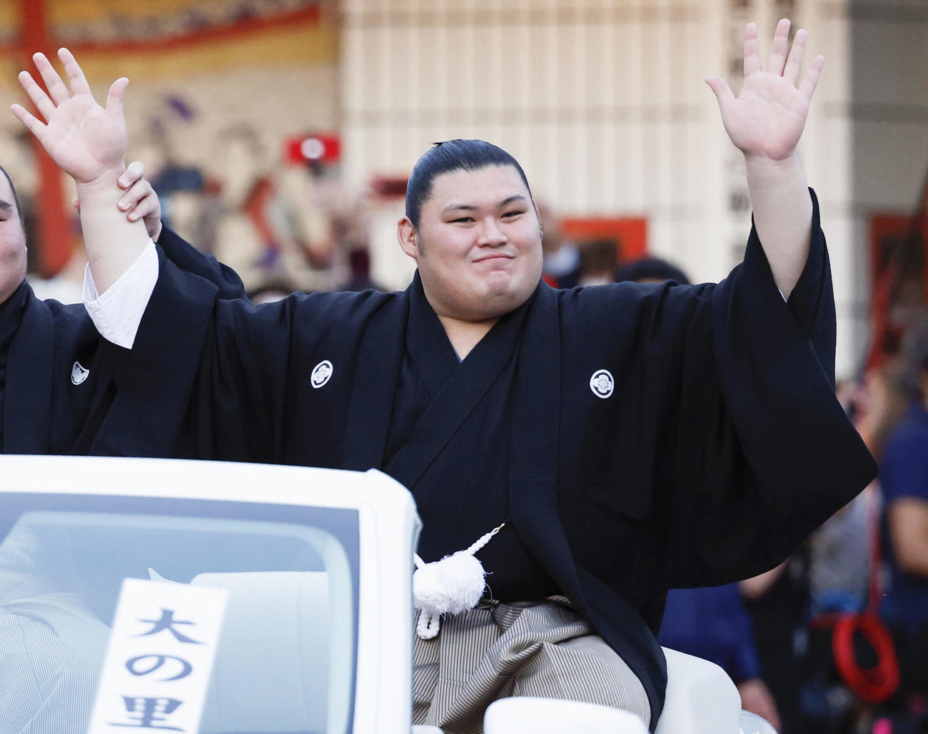 大相撲夏場所千秋楽で初優勝し、パレードで手を振る大の里（共同）