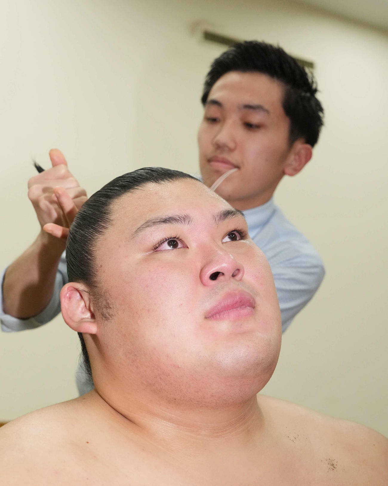 初優勝を飾り支度部屋で感極まる大の里（撮影・小沢裕）