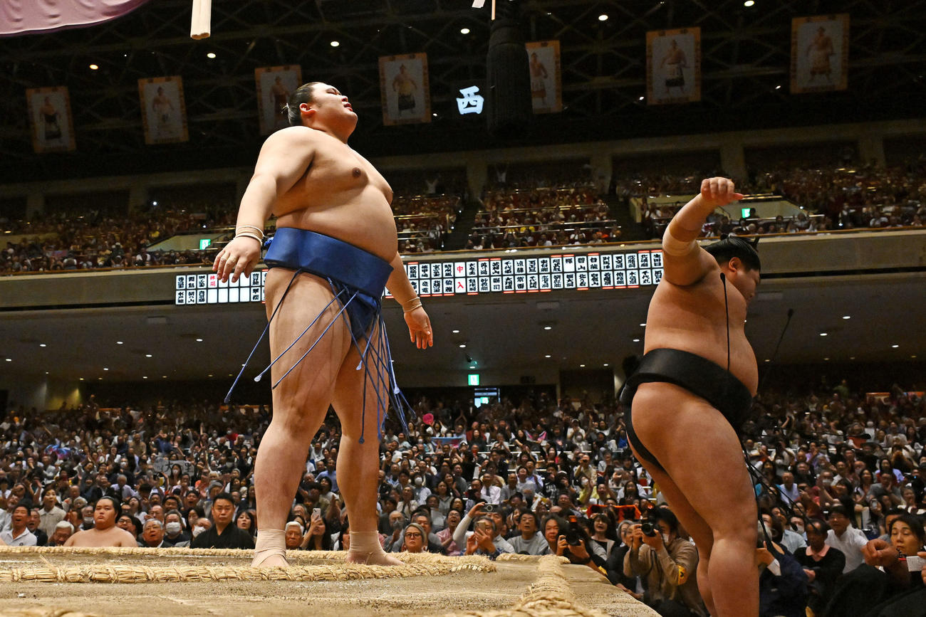 大の里（左）は阿炎を押し出しで破り優勝を決める（撮影・滝沢徹郎）