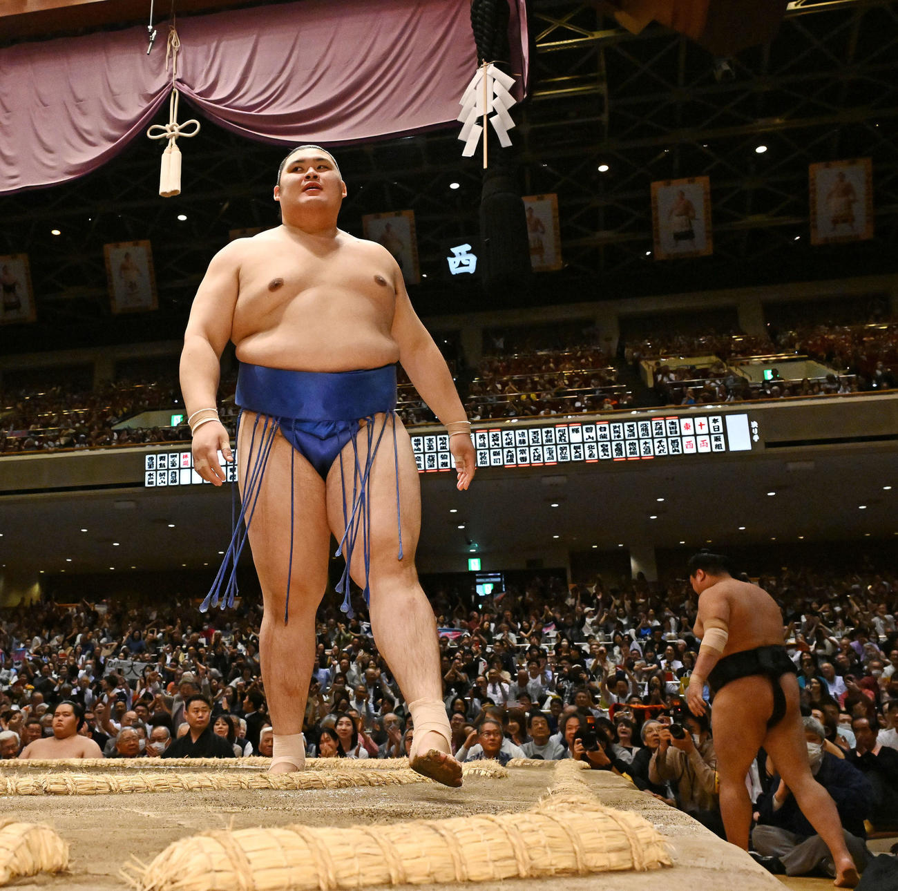 阿炎（右後方）を押し倒しで破り優勝を決めた大の里（撮影・滝沢徹郎）