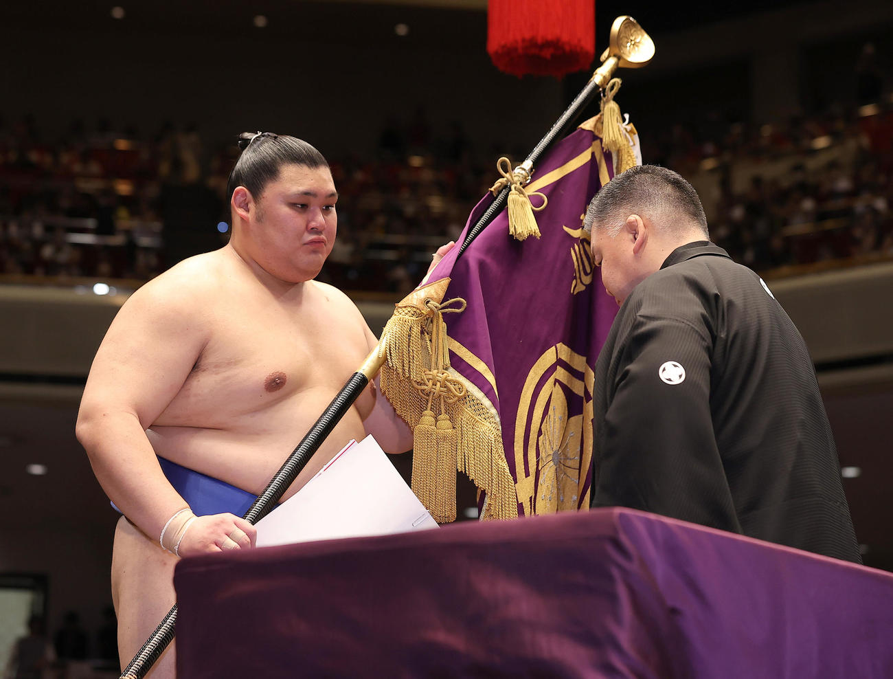 幕内優勝し、優勝旗を授与される大の里（代表撮影）