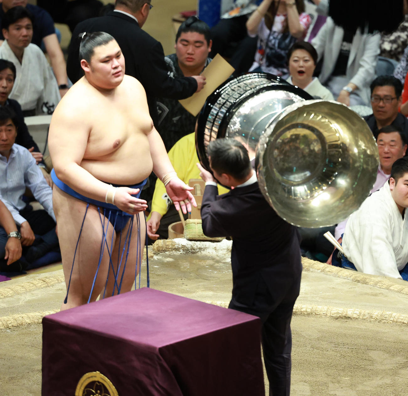 内閣総理大臣杯を受け取る大の里（撮影・中島郁夫）