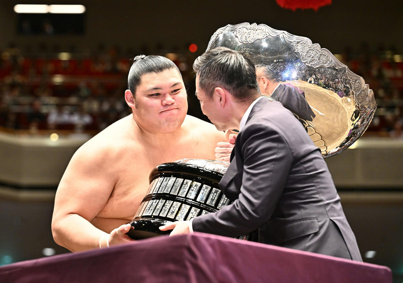 優勝を決め内閣総理大臣杯を受け取る大の里（撮影・滝沢徹郎）