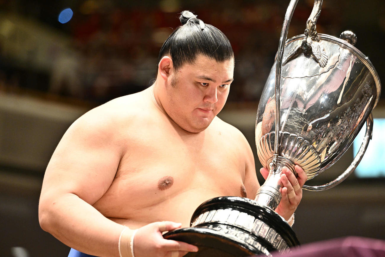 優勝を決め賜杯を受け取る大の里（撮影・滝沢徹郎）