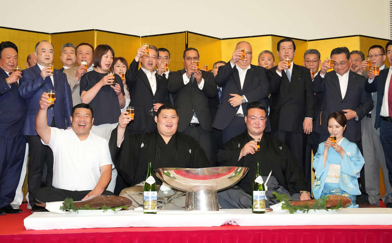 初優勝を飾った大の里（左から2人目）は、左から父知幸さん、師匠の二所ノ関親方、おかみさんら関係者とビールで乾杯する（撮影・小沢裕）
