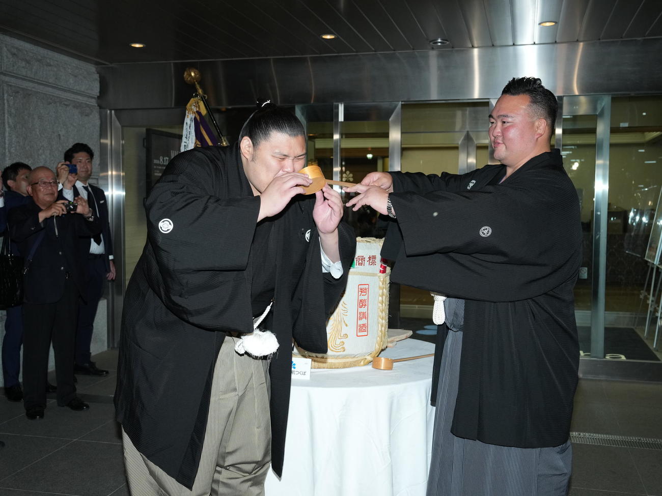 初優勝した大の里（左）は師匠の二所ノ関親方から水を付けてもらう（撮影・小沢裕）