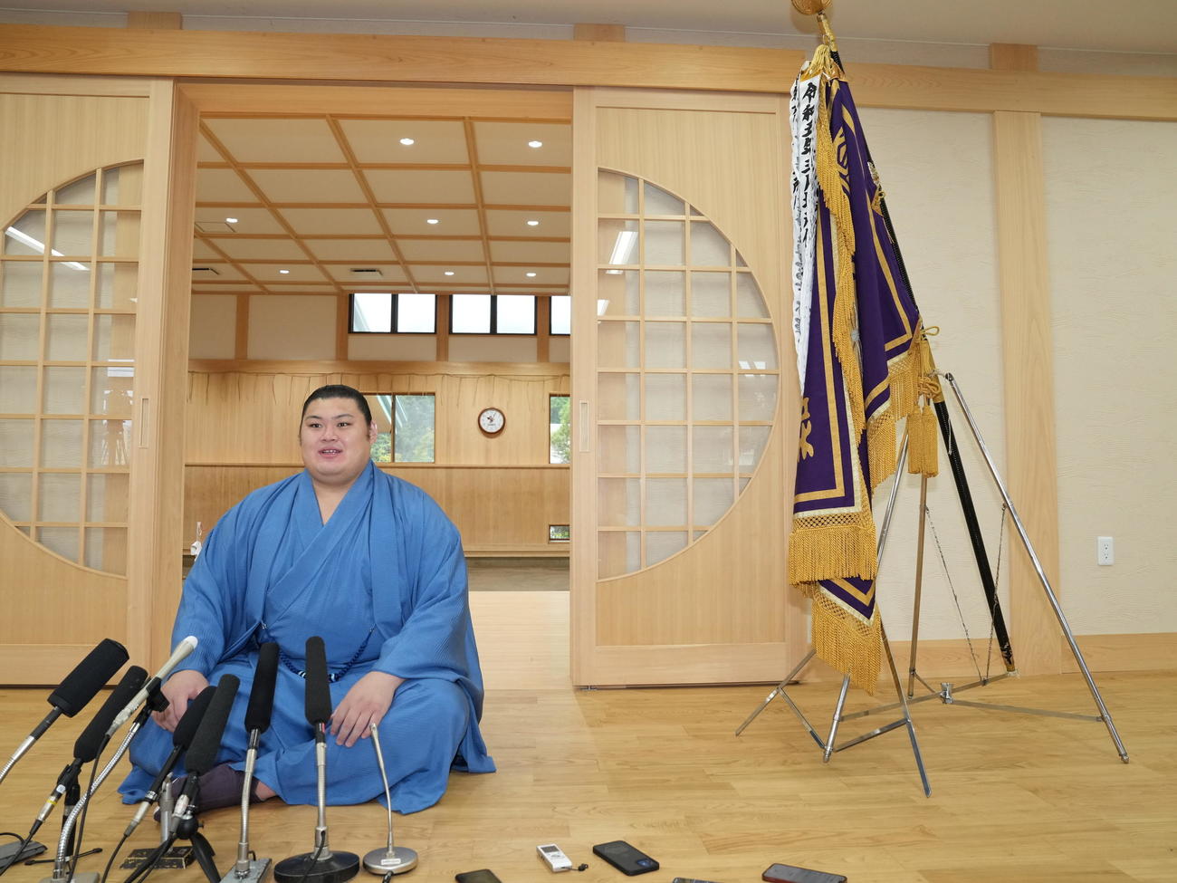 大相撲夏場所の優勝一夜明け会見に臨む大の里（撮影・小沢裕）