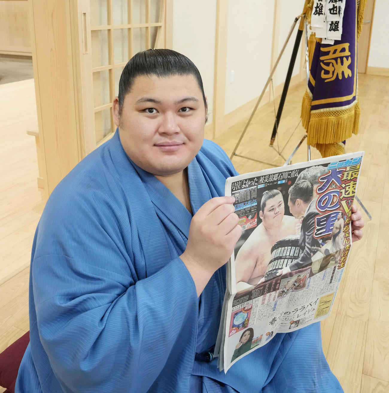 優勝一夜明け会見で本紙を手に笑顔を見せる大の里（撮影・小沢裕）