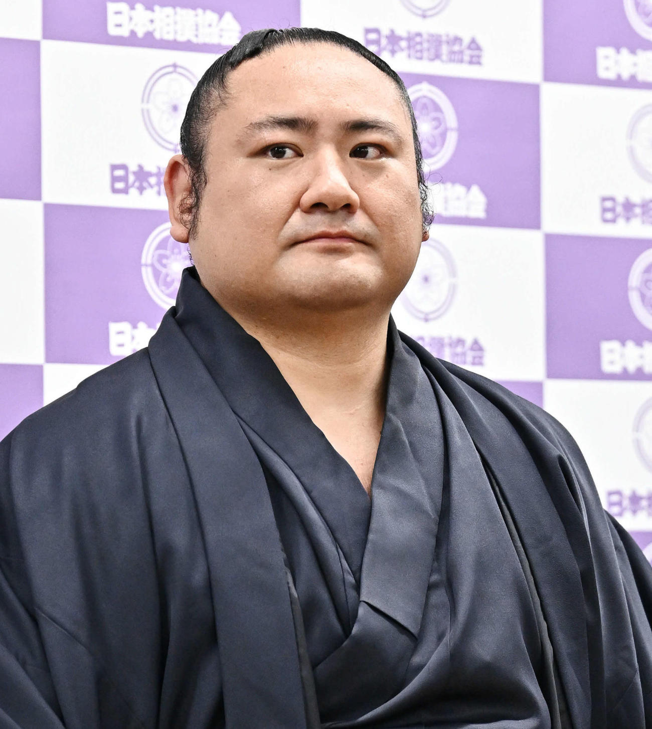 2024年5月19日、引退会見で記者の質問を聞く琴恵光