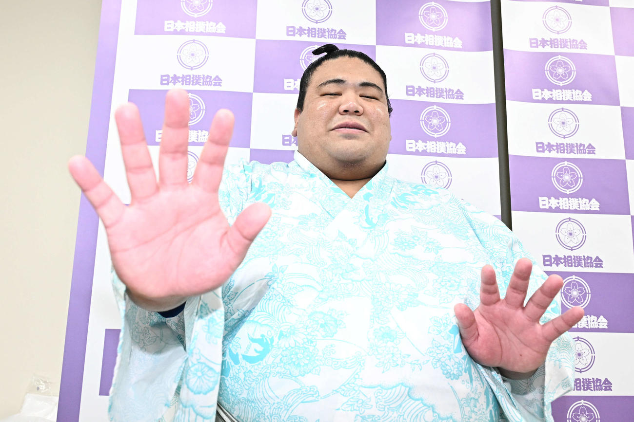 十両昇進が決まった嘉陽は得意技の突きでポーズを決める（撮影・滝沢徹郎）