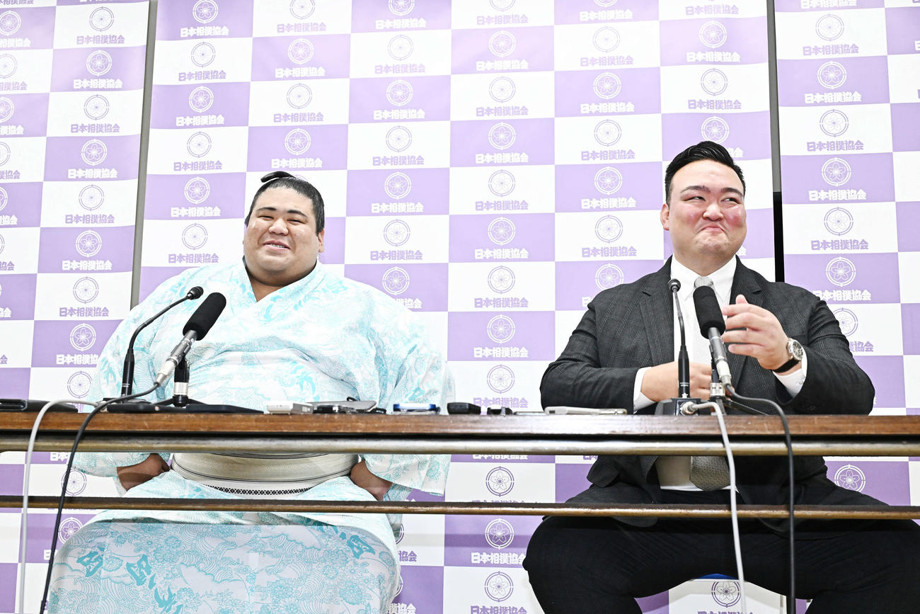 十両昇進が決まり会見で笑顔の嘉陽（左）と二所ノ関親方（撮影・滝沢徹郎）