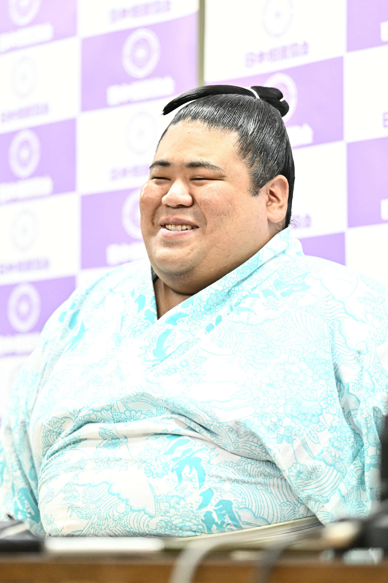 十両昇進が決まり会見する嘉陽（撮影・滝沢徹郎）