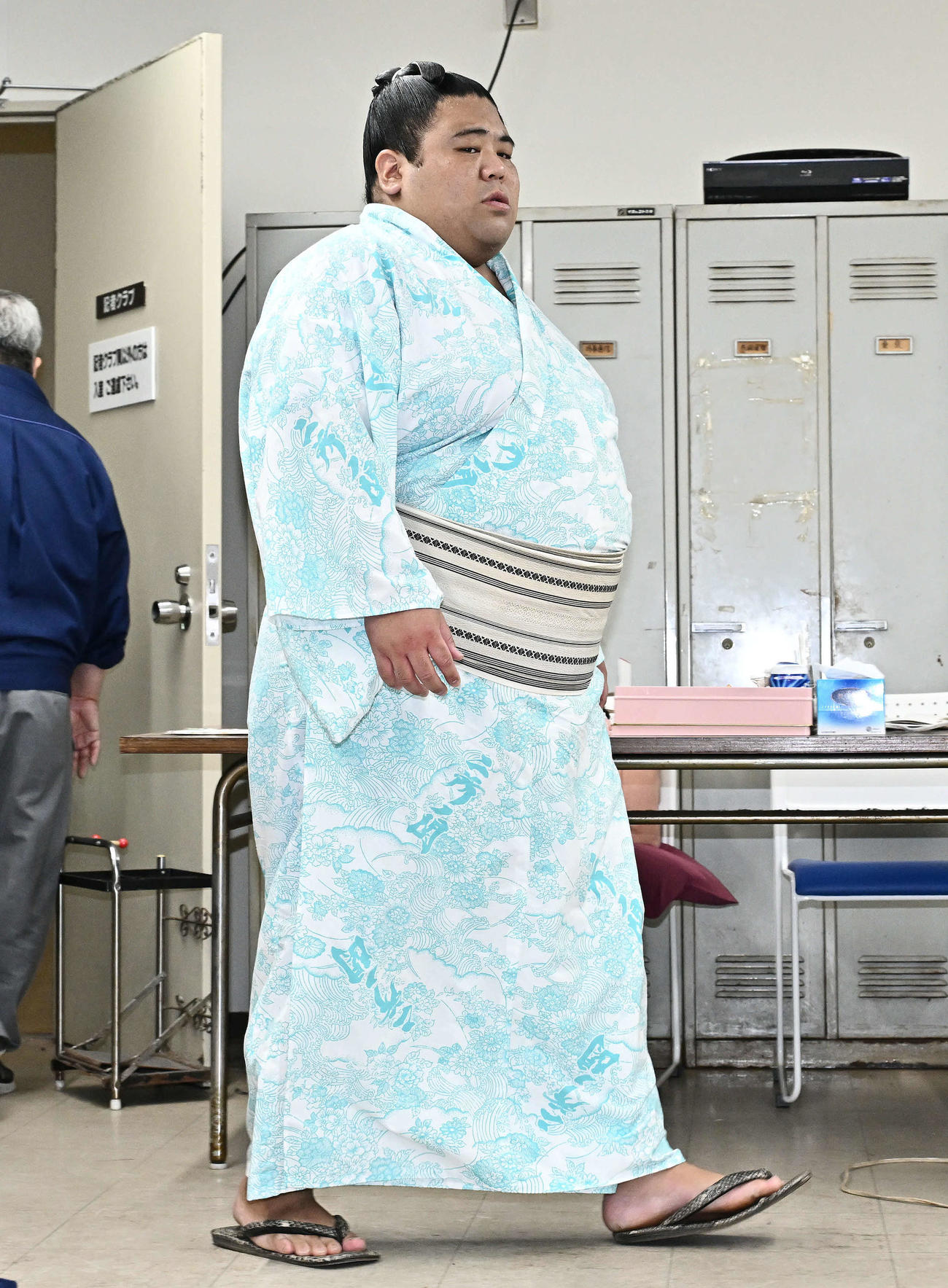 十両昇進が決まり会見場に入る嘉陽（撮影・滝沢徹郎）