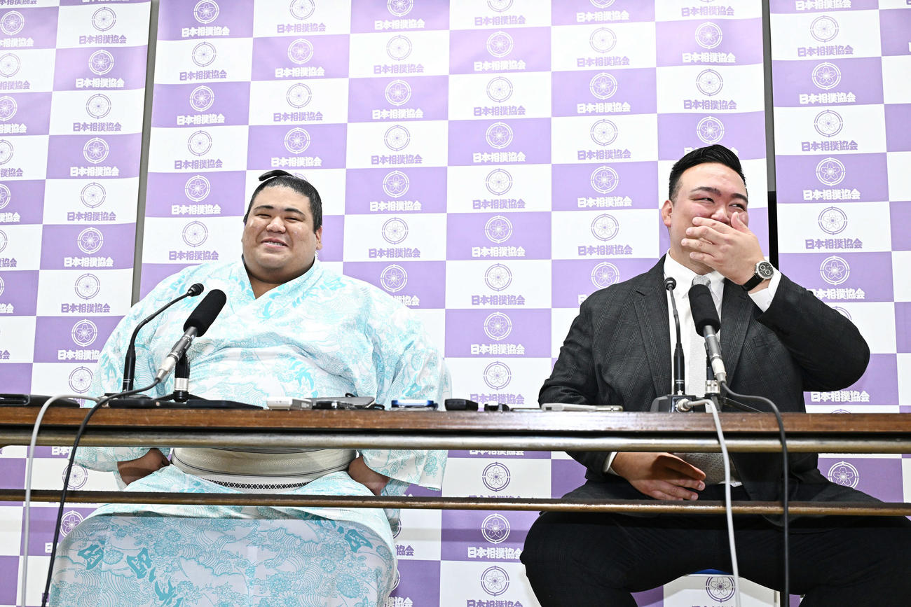 十両昇進が決まり会見で笑顔の嘉陽（左）と二所ノ関親方（撮影・滝沢徹郎）