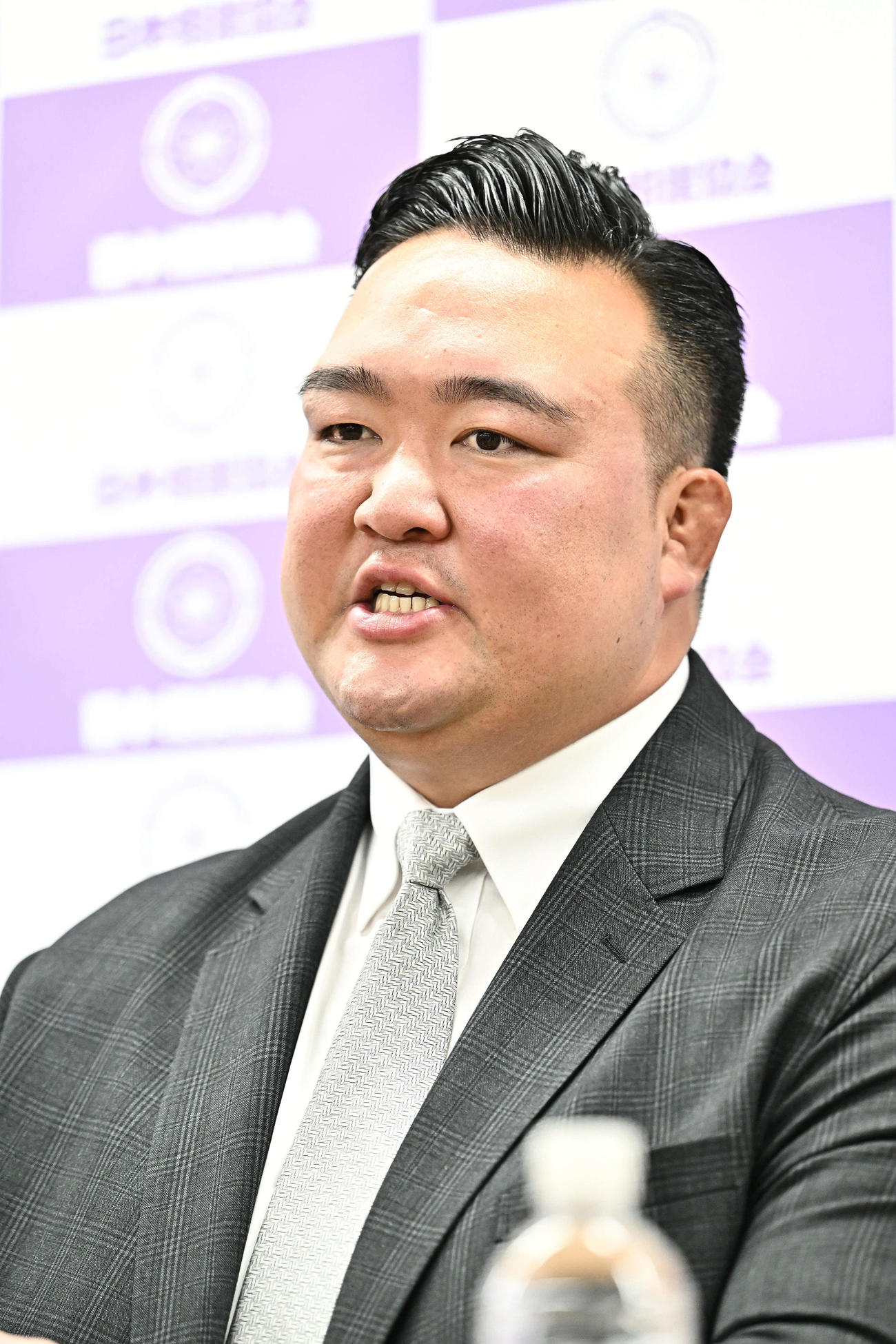嘉陽の十両昇進が決まり会見する二所ノ関親方（撮影・滝沢徹郎）