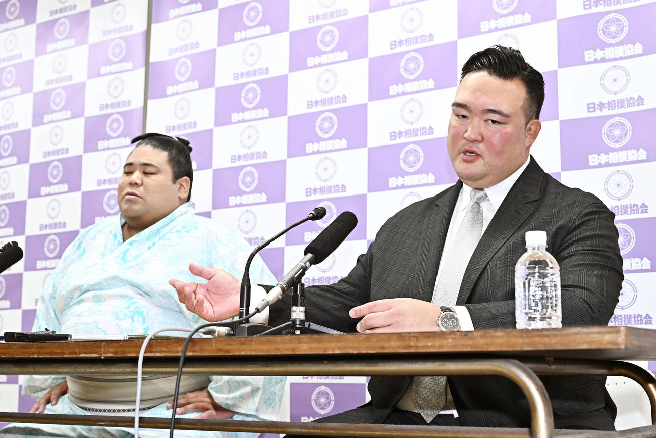 嘉陽（左）の十両昇進が決まり会見する二所ノ関親方（撮影・滝沢徹郎）
