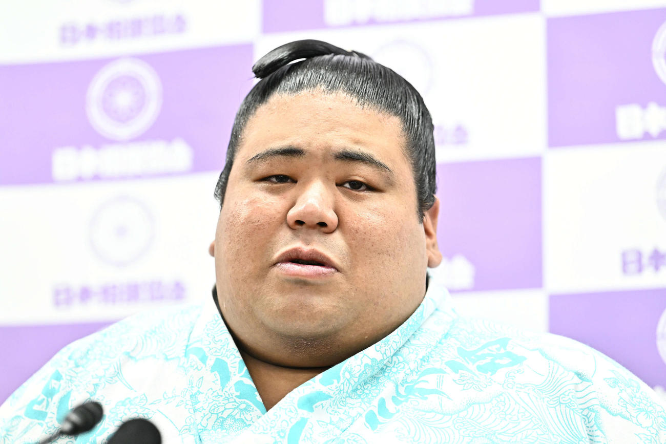 十両昇進が決まり会見する嘉陽（撮影・滝沢徹郎）
