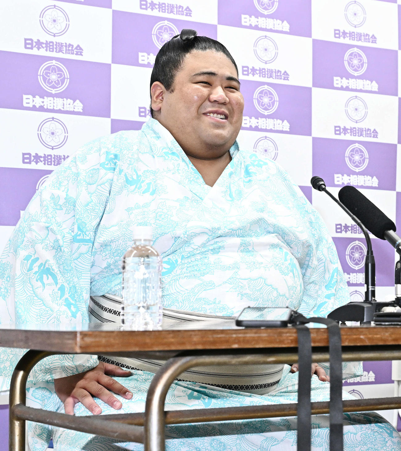 十両昇進が決まり笑顔で会見する嘉陽（撮影・滝沢徹郎）