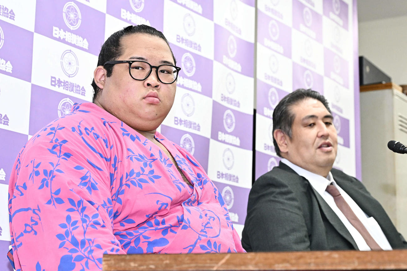 十両昇進が決まり会見する生田目（手前）と二子山親方は記者の質問を聞く（撮影・滝沢徹郎）