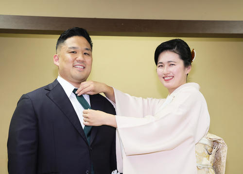 元前頭石浦の間垣親方、断髪式で涙 元横綱白鵬の宮城野親方ら約300人が